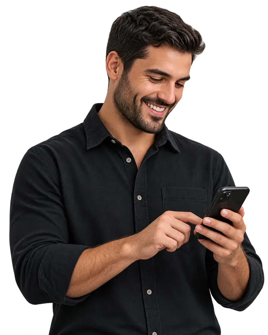 Hombre revisando mensajes de WhatsApp en su teléfono